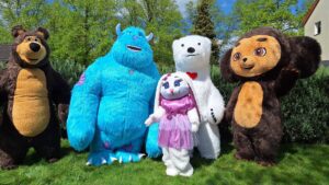 Alle Riesenfreunde Maskottchen – Snowy, Brummi, Panda Bao, Sullino, Zayka Lyalya und Cheburashka auf einem Event in Osnabrück